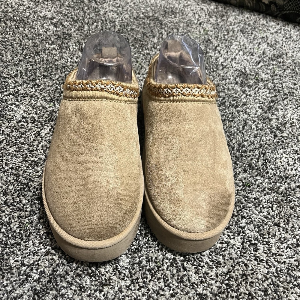Mudd Stormy 13K Kids Sz 4 Platform Clogs Slip On Faux Suede Embroidered Accent